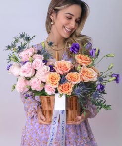 cesta de mimbre con variedad de rosas