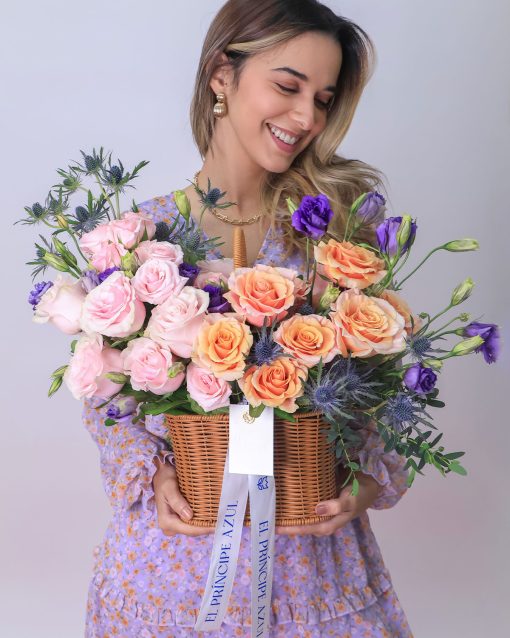 cesta de mimbre con variedad de rosas