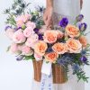 cesta de mimbre con variedad de rosas
