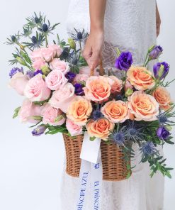 cesta de mimbre con variedad de rosas