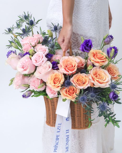 cesta de mimbre con variedad de rosas