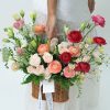 arreglo de flores de lujo en cesta de mimbre