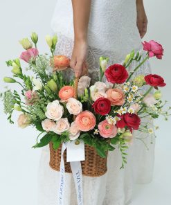 arreglo de flores de lujo en cesta de mimbre