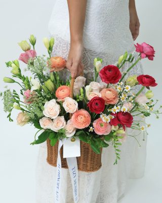 arreglo de flores de lujo en cesta de mimbre