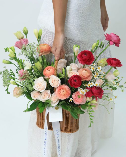 arreglo de flores de lujo en cesta de mimbre
