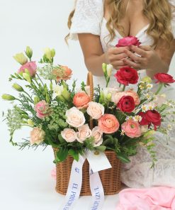 Arreglo de flores de lujo en cesta de mimbre