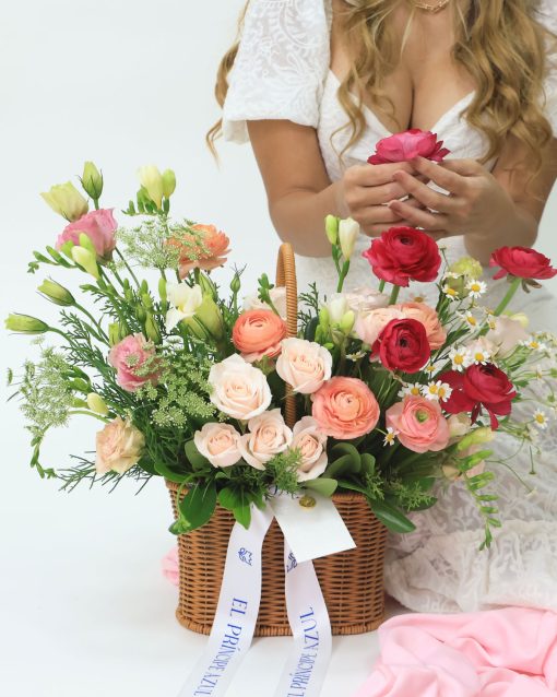 Arreglo de flores de lujo en cesta de mimbre