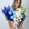 arreglo de cesta con rosas azules