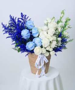 arreglo de cesta con rosas azules