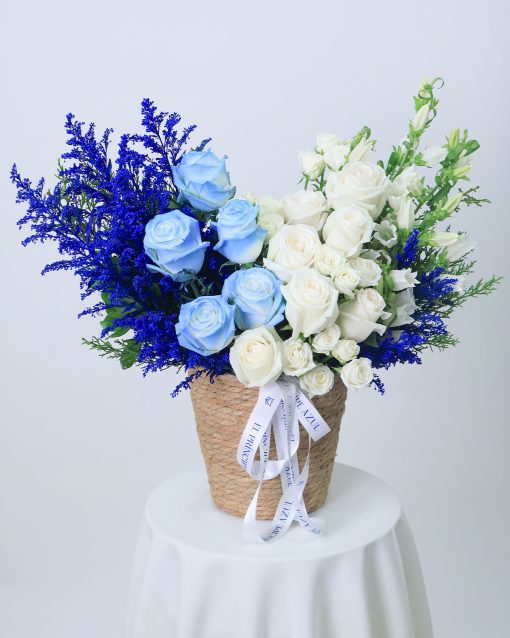 arreglo de cesta con rosas azules