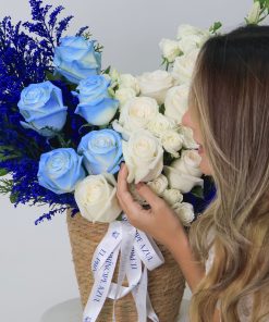 arreglo de cesta con rosas azules