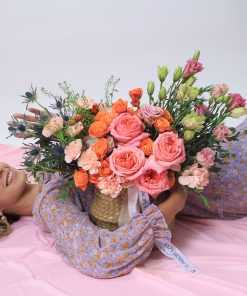 Rosas de jardín en cesta de mimbre