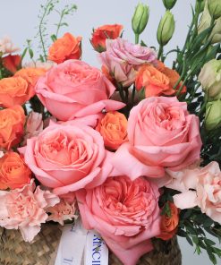 Rosas de jardín en cesta de mimbre