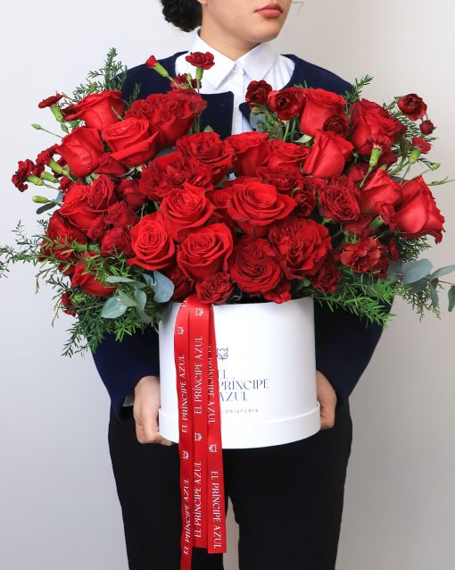 arreglo elegante de flores rojas