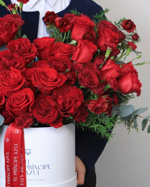 arreglo elegante de flores rojas
