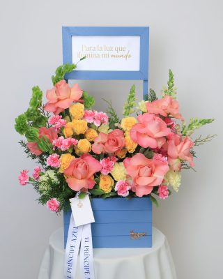 Arreglo de flores vibrantes con texto personalizado