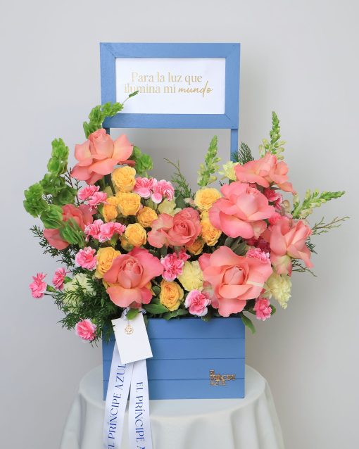 Arreglo de flores vibrantes con texto personalizado