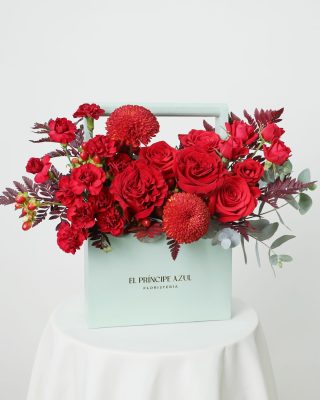 arreglo floral en verde con rojo