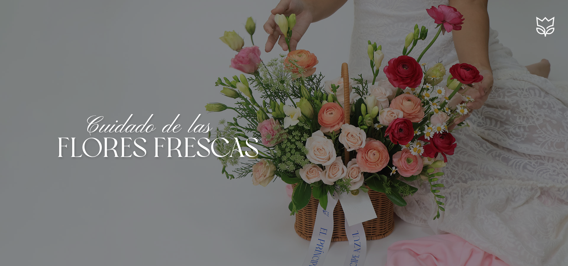 Arreglo de flores naturales frescas, con rosas, lirios y follaje verde, cuidadosamente dispuesto en un florero de cristal. Creación de El Príncipe Azul Panamá.