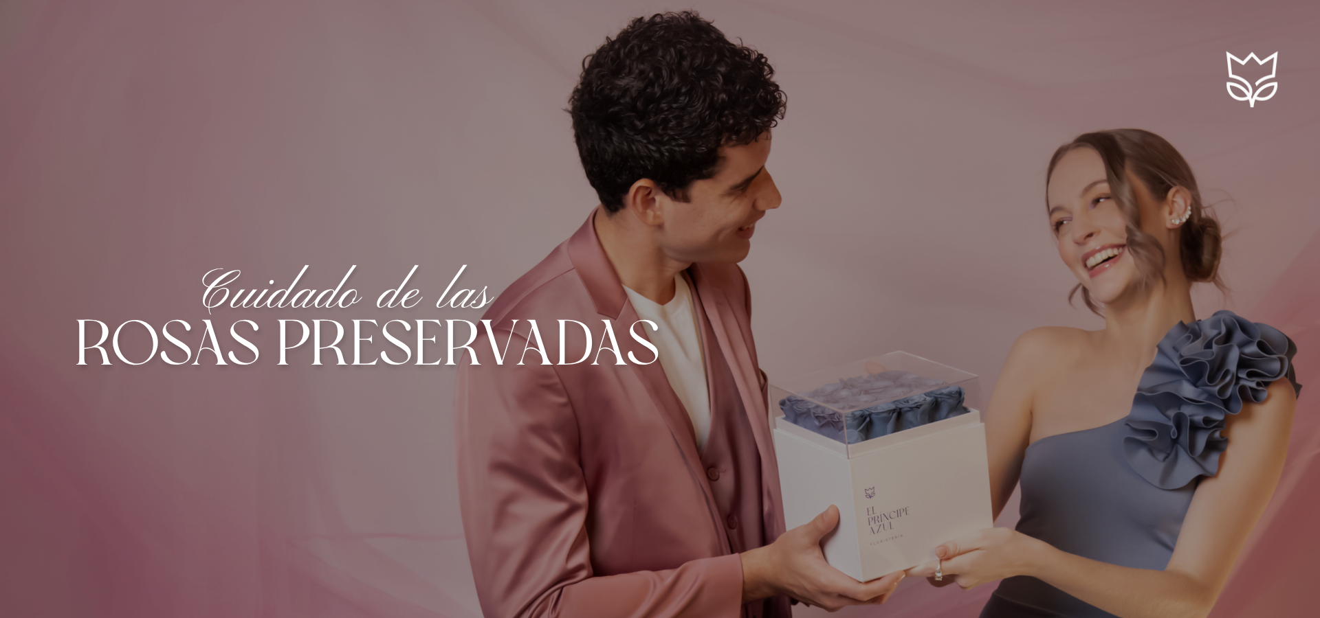 Rosas preservadas que capturan la belleza del tiempo detenido, cuidadosamente dispuestas en un elegante arreglo floral de El Príncipe Azul.