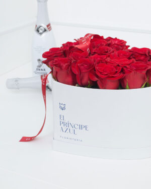 PASSIONE es un corazón de rosas rojas en una caja de lujo, creado para expresar un amor intenso y verdadero, con la elegancia atemporal y el romanticismo profundo que distinguen a El Príncipe Azul.
