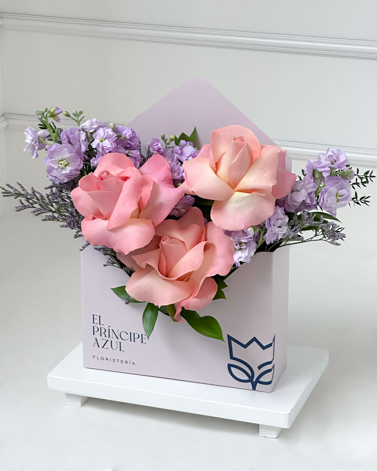 MAILBELLA ha sido seleccionada por su belleza, frescura y simbolismo especial. Este arreglo de flores lilas y rosadas representa ternura, amor y la magia de los momentos inolvidables. Las flores lilas evocan elegancia y encanto, mientras que las rosas rosadas expresan dulzura y cariño profundo.