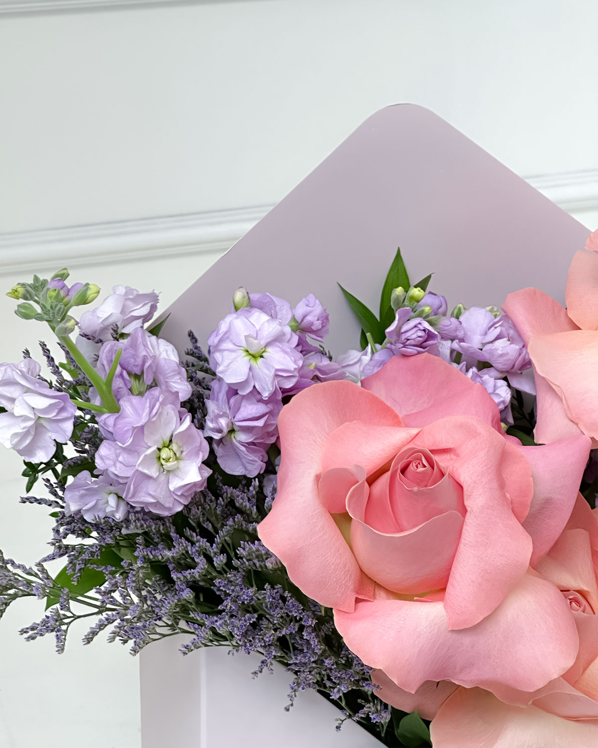 MAILBELLA ha sido seleccionada por su belleza, frescura y simbolismo especial. Este arreglo de flores lilas y rosadas representa ternura, amor y la magia de los momentos inolvidables. Las flores lilas evocan elegancia y encanto, mientras que las rosas rosadas expresan dulzura y cariño profundo.