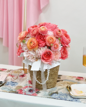 ALMABELLE es un arreglo de flores para el Día de las Madres, diseñado con rosas suaves, flores de lujo y perlas, para celebrar con delicadeza, elegancia y alma.