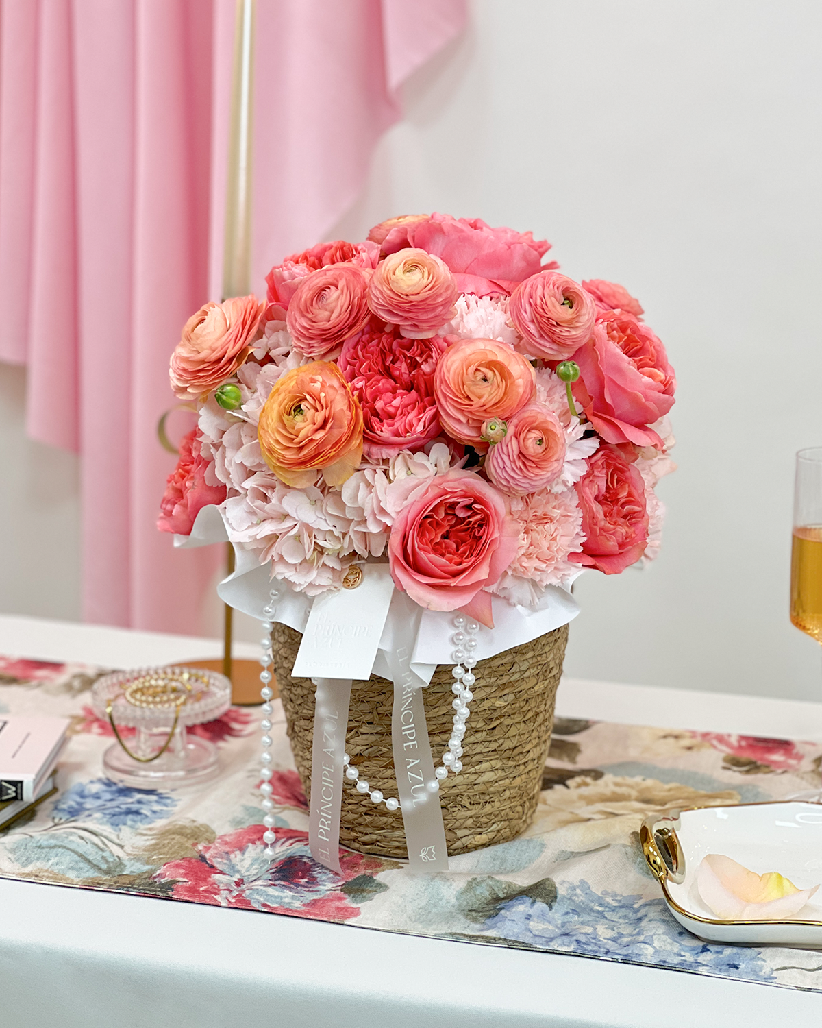 ALMABELLE es un arreglo de flores para el Día de las Madres, diseñado con rosas suaves, flores de lujo y perlas, para celebrar con delicadeza, elegancia y alma.