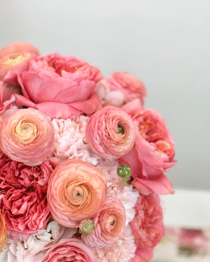 ALMABELLE es un arreglo de flores para el Día de las Madres, diseñado con rosas suaves, flores de lujo y perlas, para celebrar con delicadeza, elegancia y alma.