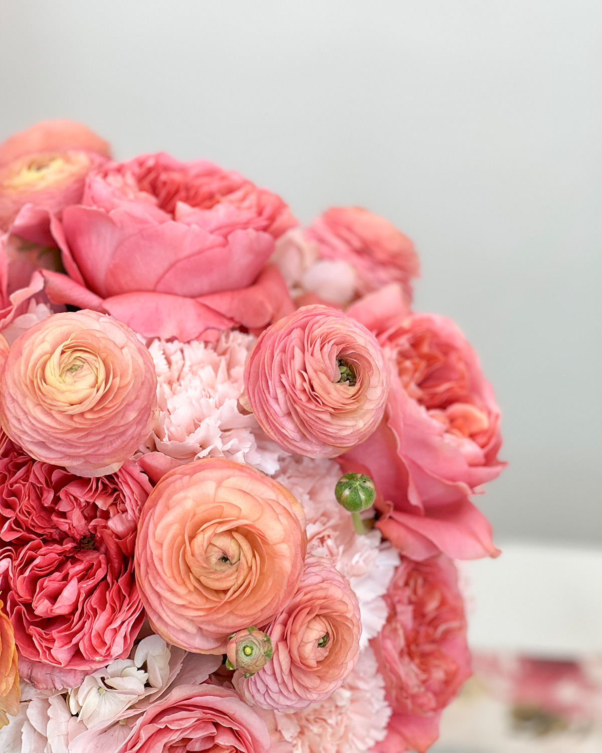 ALMABELLE es un arreglo de flores para el Día de las Madres, diseñado con rosas suaves, flores de lujo y perlas, para celebrar con delicadeza, elegancia y alma.