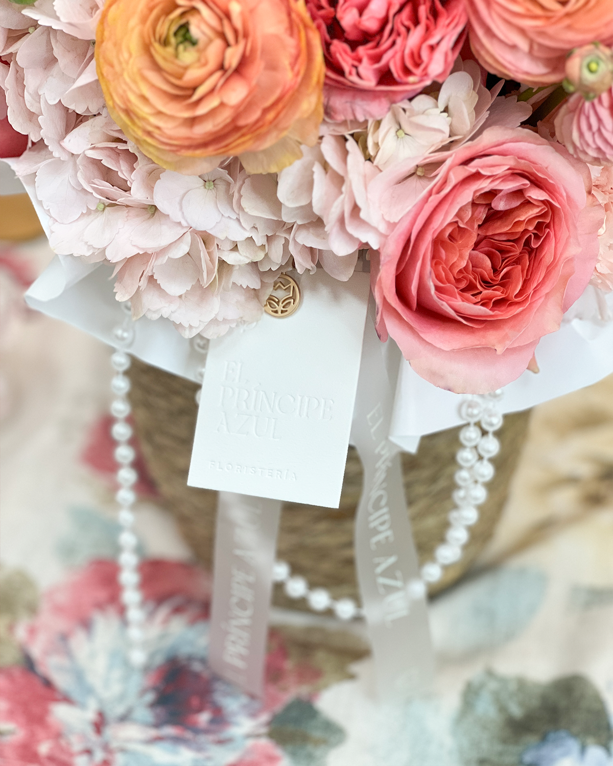 ALMABELLE es un arreglo de flores para el Día de las Madres, diseñado con rosas suaves, flores de lujo y perlas, para celebrar con delicadeza, elegancia y alma.