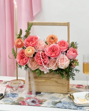 CLARAMOR es un arreglo con rosas para mamá que destila elegancia, ternura y poesía. Rosas suaves, flores de lujo y perlas que abrazan su esencia con delicadeza. Un regalo que dice “gracias por tanto” con luz y belleza.