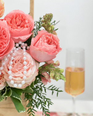 CLARAMOR es un arreglo con rosas para mamá que destila elegancia, ternura y poesía. Rosas suaves, flores de lujo y perlas que abrazan su esencia con delicadeza. Un regalo que dice “gracias por tanto” con luz y belleza.