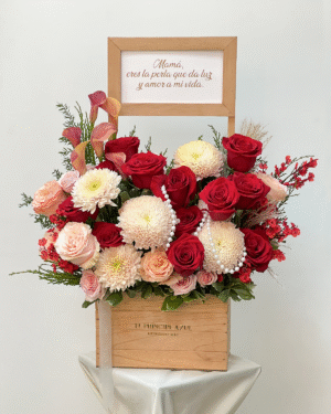 DRAWER DOLCE es un arreglo grande para mamá con rosas rojas, peach y flores de lujo que susurran gratitud, belleza y amor. Un homenaje floral que combina presencia, poesía y perlas para hacerla sentir profundamente amada.