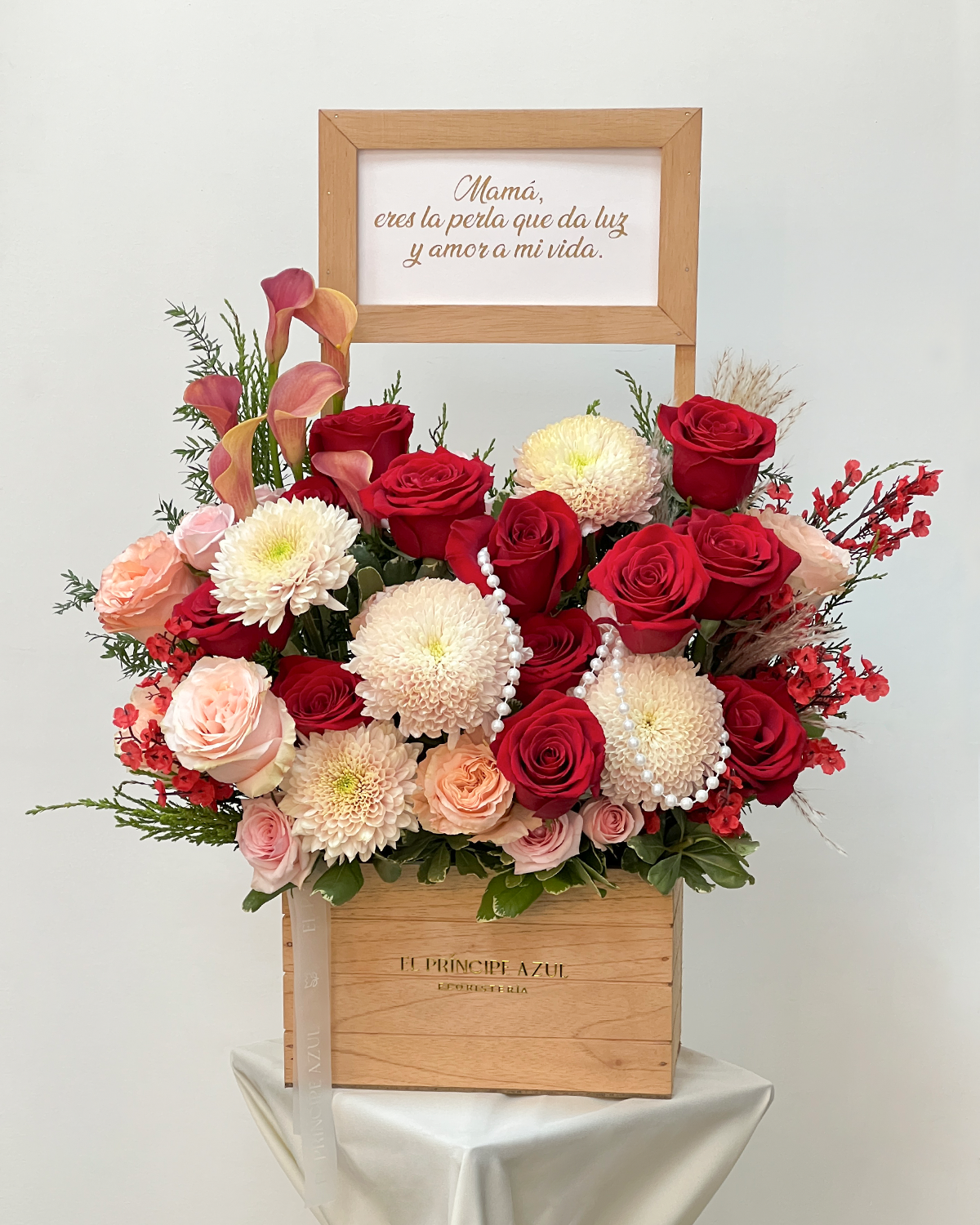 DRAWER DOLCE es un arreglo grande para mamá con rosas rojas, peach y flores de lujo que susurran gratitud, belleza y amor. Un homenaje floral que combina presencia, poesía y perlas para hacerla sentir profundamente amada.