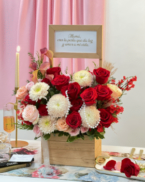 DRAWER DOLCE es un arreglo grande para mamá con rosas rojas, peach y flores de lujo que susurran gratitud, belleza y amor. Un homenaje floral que combina presencia, poesía y perlas para hacerla sentir profundamente amada.