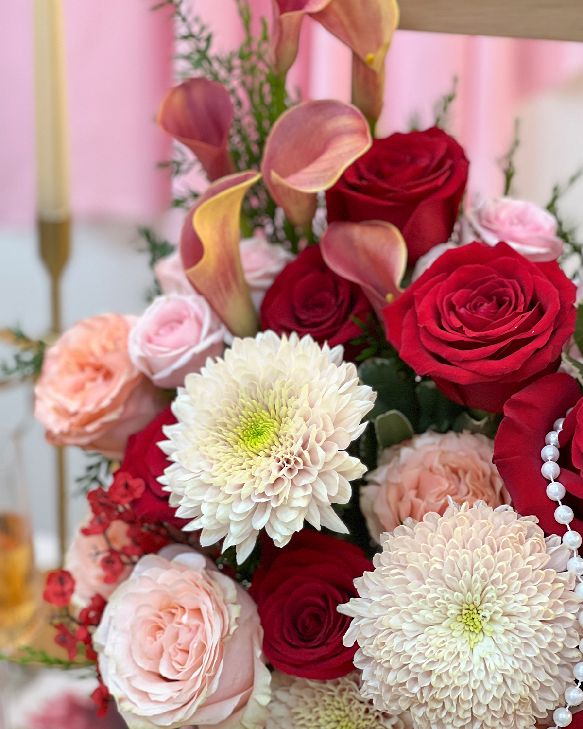 DRAWER DOLCE es un arreglo grande para mamá con rosas rojas, peach y flores de lujo que susurran gratitud, belleza y amor. Un homenaje floral que combina presencia, poesía y perlas para hacerla sentir profundamente amada.