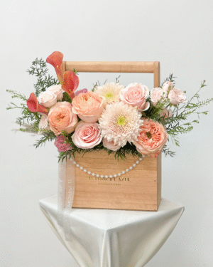 Es un gesto de amor eterno, pensado para honrar su luz, su belleza serena y la elegancia que deja huella en cada instante compartido.