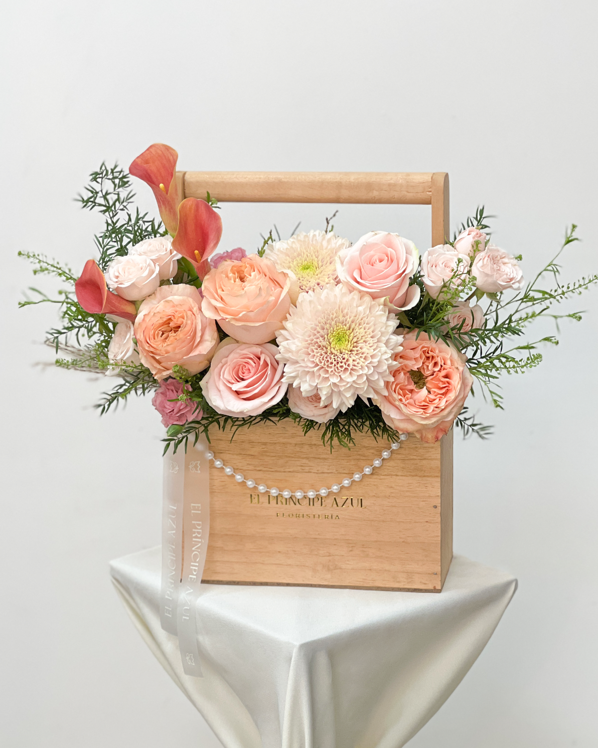 Es un gesto de amor eterno, pensado para honrar su luz, su belleza serena y la elegancia que deja huella en cada instante compartido.