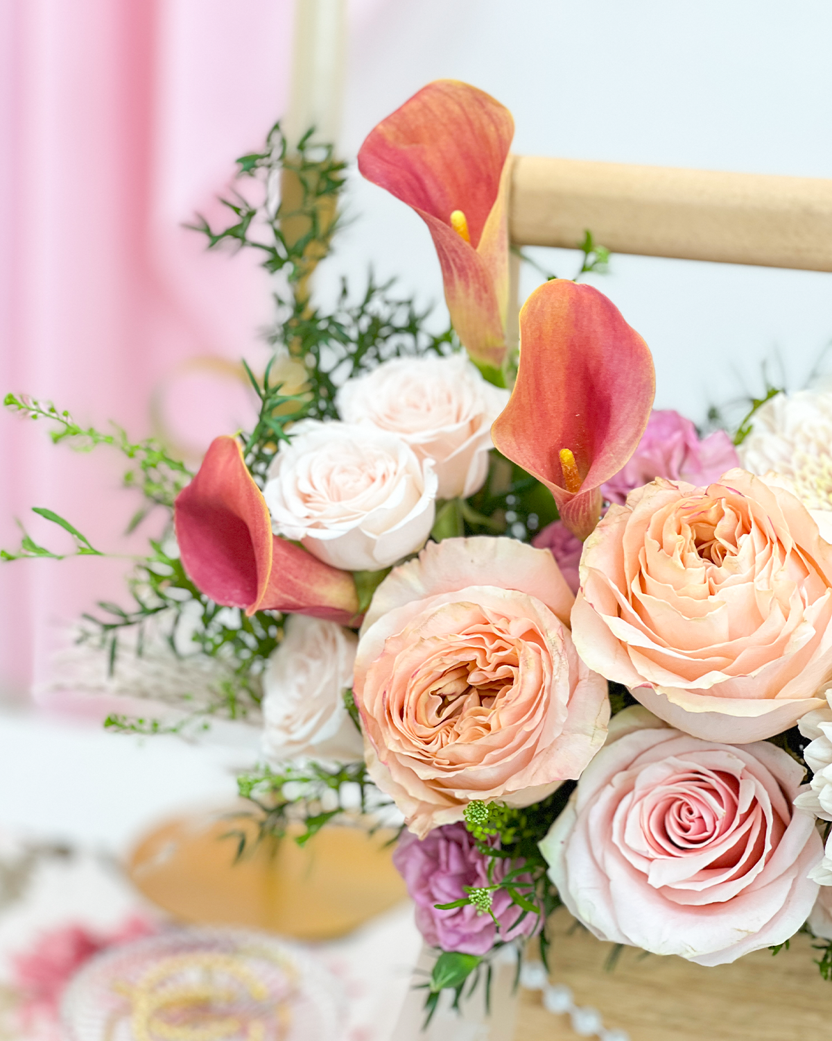 Es un gesto de amor eterno, pensado para honrar su luz, su belleza serena y la elegancia que deja huella en cada instante compartido.