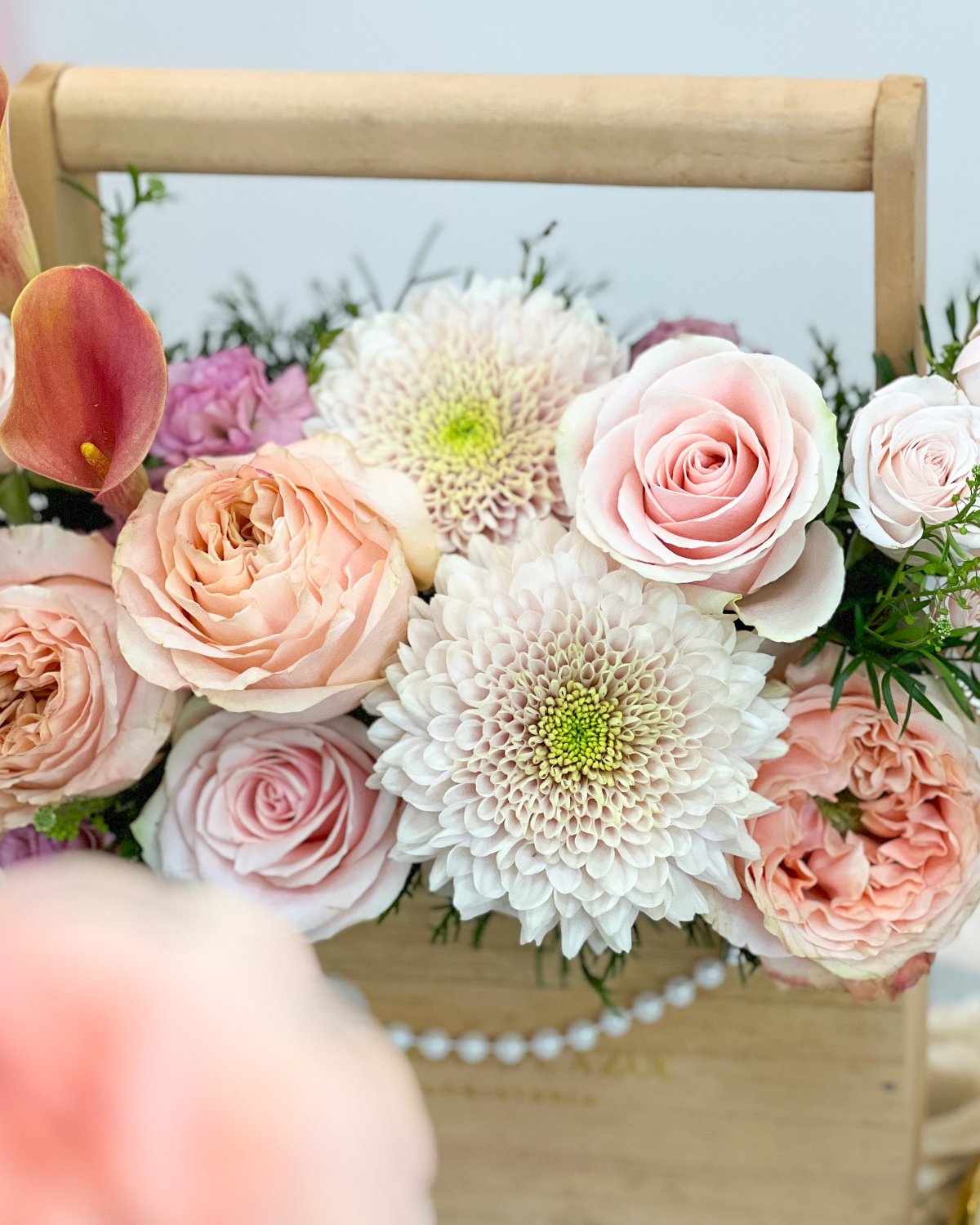 Es un gesto de amor eterno, pensado para honrar su luz, su belleza serena y la elegancia que deja huella en cada instante compartido.