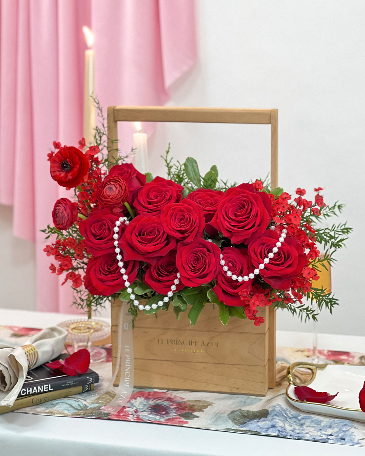 MERELUNE es un elegante arreglo de rosas rojas que enciende la emoción y rinde homenaje a la grandeza de mamá. Una pieza de colección, sofisticada y atemporal.