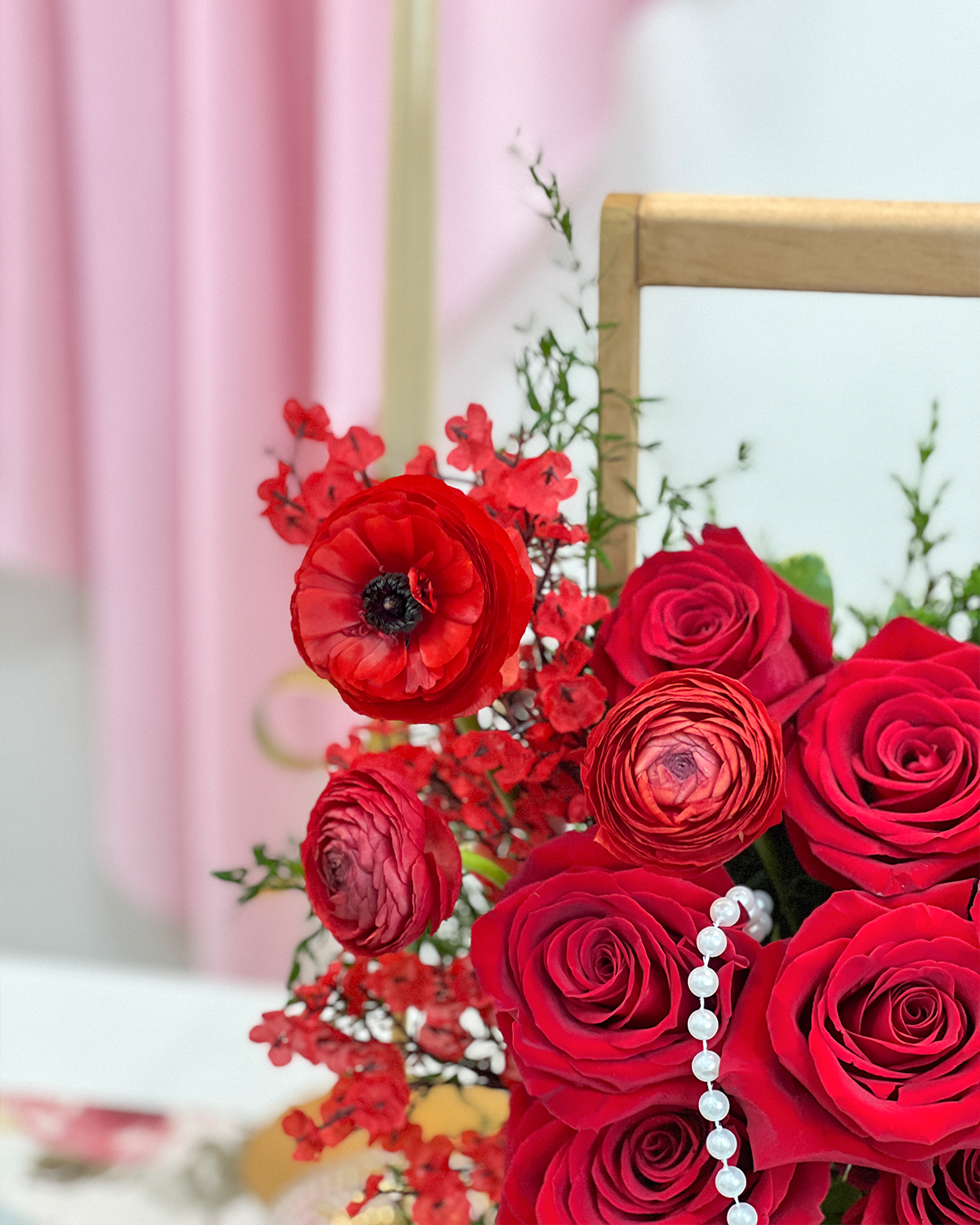 MERELUNE es un elegante arreglo de rosas rojas que enciende la emoción y rinde homenaje a la grandeza de mamá. Una pieza de colección, sofisticada y atemporal.