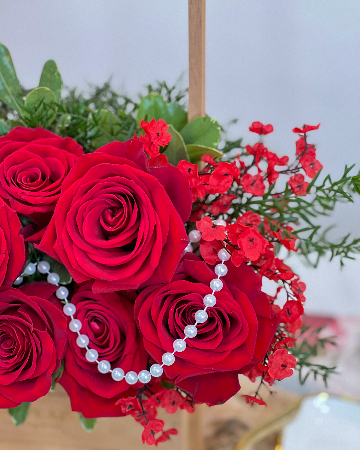 MERELUNE es un elegante arreglo de rosas rojas que enciende la emoción y rinde homenaje a la grandeza de mamá. Una pieza de colección, sofisticada y atemporal.