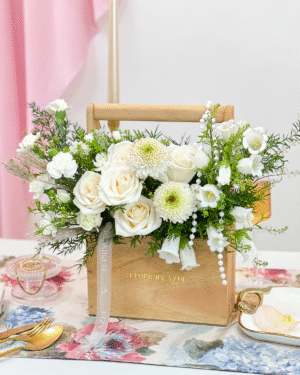 PERLINE es luz blanca, tacto suave y alma noble. Un arreglo con perlas para mamá que susurra amor en cada flor. Una joya viva para decir: “Gracias por tanto, mamá”. 