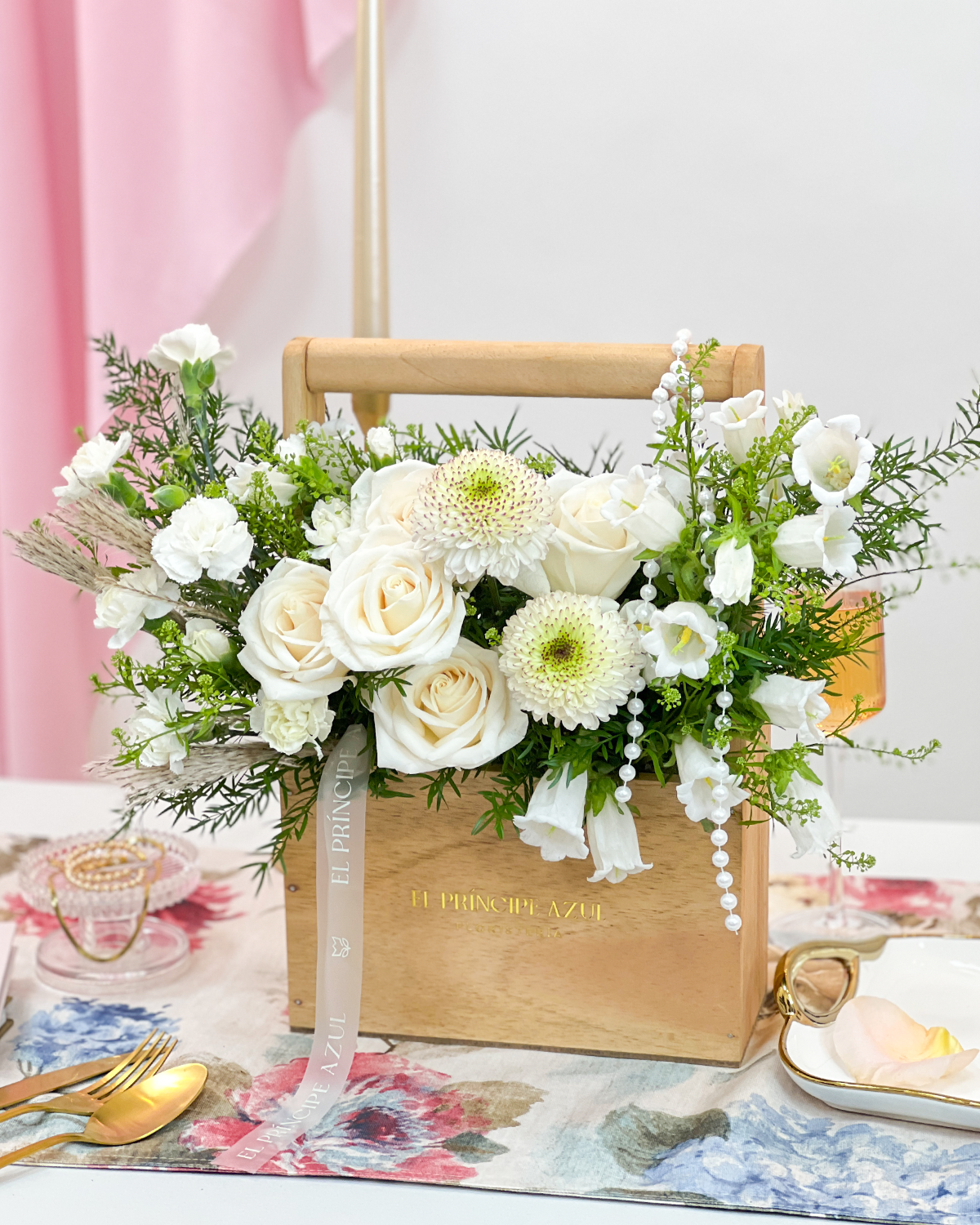 PERLINE es luz blanca, tacto suave y alma noble. Un arreglo con perlas para mamá que susurra amor en cada flor. Una joya viva para decir: “Gracias por tanto, mamá”. 