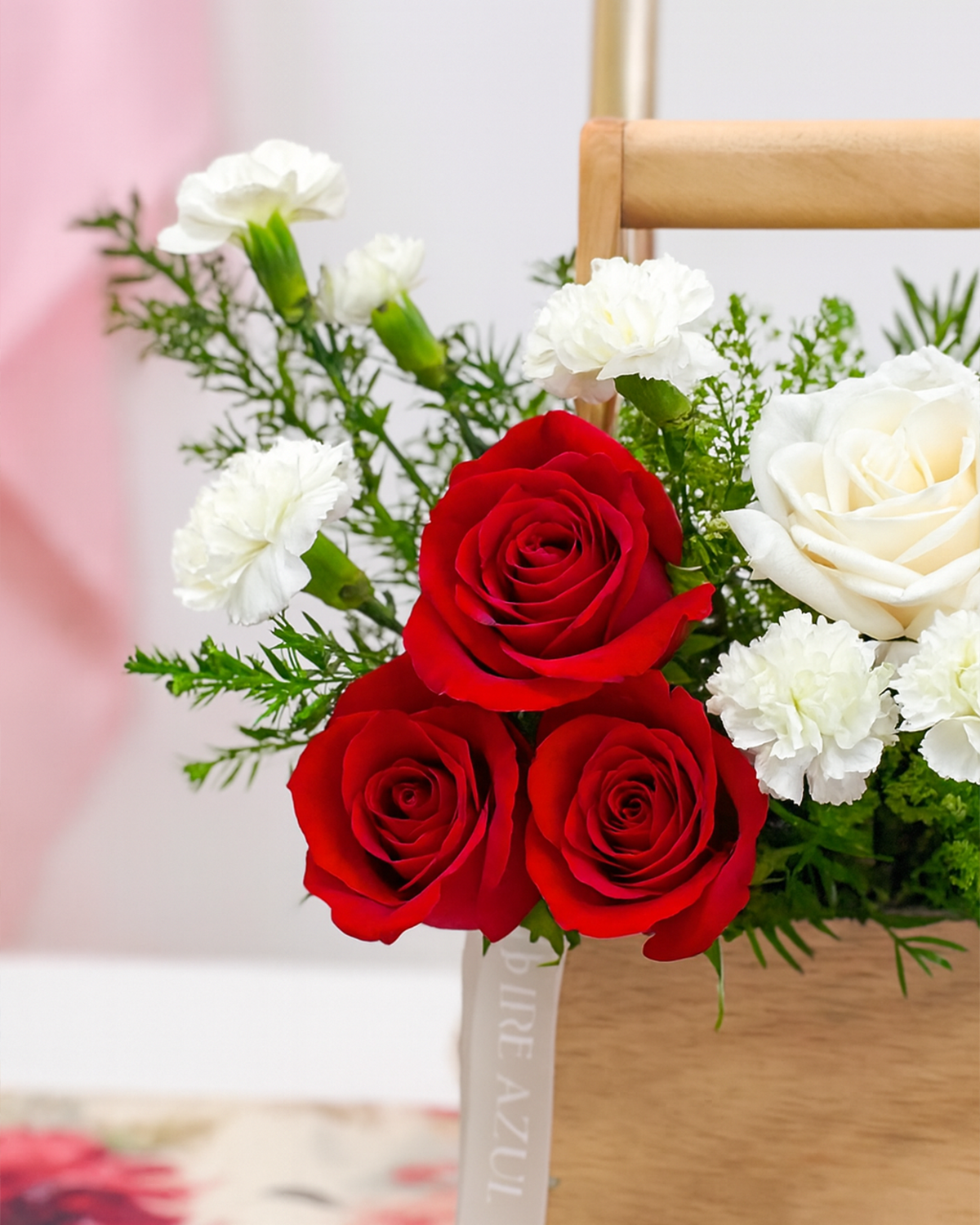 PERLINE es luz blanca, tacto suave y alma noble. Un arreglo con perlas para mamá que susurra amor en cada flor. Una joya viva para decir: “Gracias por tanto, mamá”. 