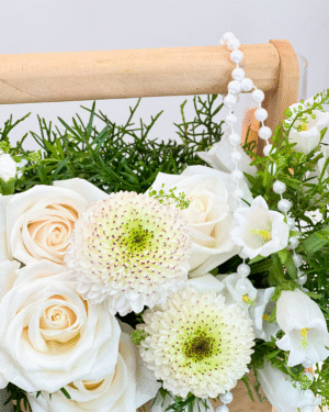 PERLINE es luz blanca, tacto suave y alma noble. Un arreglo con perlas para mamá que susurra amor en cada flor. Una joya viva para decir: “Gracias por tanto, mamá”. 