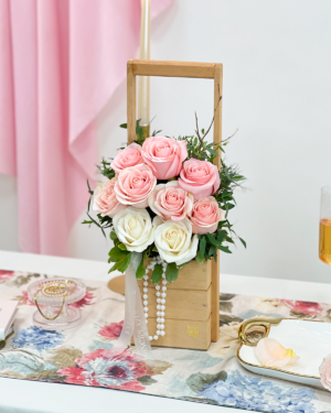 ROSALUNE es una caricia convertida en flores, un arreglo de flores para mamá con perlas, rosas y gratitud que se entrega sin palabras. Un tributo eterno, lleno de amor.